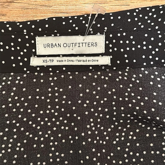 Urban Outfitters Polka Dot Collared Tie Front Crop Top A13 - Picture 3 of 4